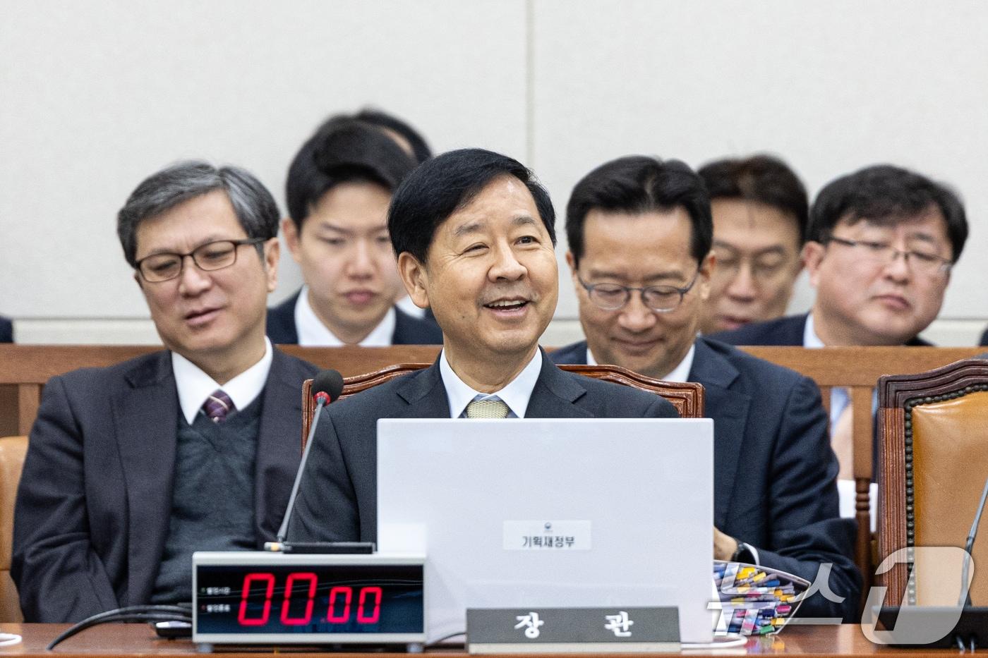 구윤철 경제부총리 겸 기획재정부 장관이 30일 서울 여의도 국회에서 열린 기획재정위원회 기획재정부 등에 대한 국정감사에 출석해 있다. 2025.10.30/뉴스1 ⓒ News1 이승배 기자