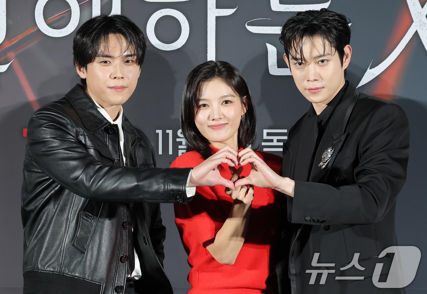 본문 이미지 - 배우 김도훈(왼쪽부터)과 김유정, 김영대가 30일 오후 서울 용산구 CGV 용산아이파크몰에서 열린 티빙 오리지널 시리즈 ‘친애하는 X’ 제작발표회에서 포즈를 취하고 있다. ‘친애하는 X’는 지옥에서 벗어나 가장 높은 곳으로 올라가기 위해 가면을 쓴 여자 백아진(김유정 분)과 그녀에게 잔혹하게 짓밟힌 X들의 이야기를 그렸다. 2025.10.30/뉴스1 ⓒ News1 권현진 기자