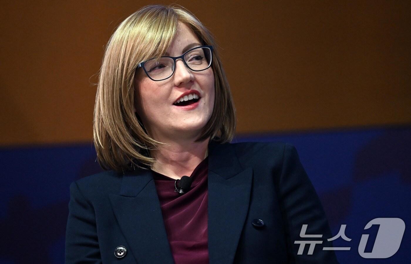 이바나 제멜코바 글로벌 수소위원회 CEO가 30일 경북 경주시 경주예술의전당에서 열린 아시아태평양경제협력체(APEC) 정상회의 최고 경영자(CEO) 서밋(Summit)에서 '수소, 모빌리티를 넘어 모두를 위한 차세대 에너지로'를 주제로 장재훈 현대자동차 부회장과 토론하고 있다.(공동취재) 2025.10.30/뉴스1 ⓒ News1 김민지 기자