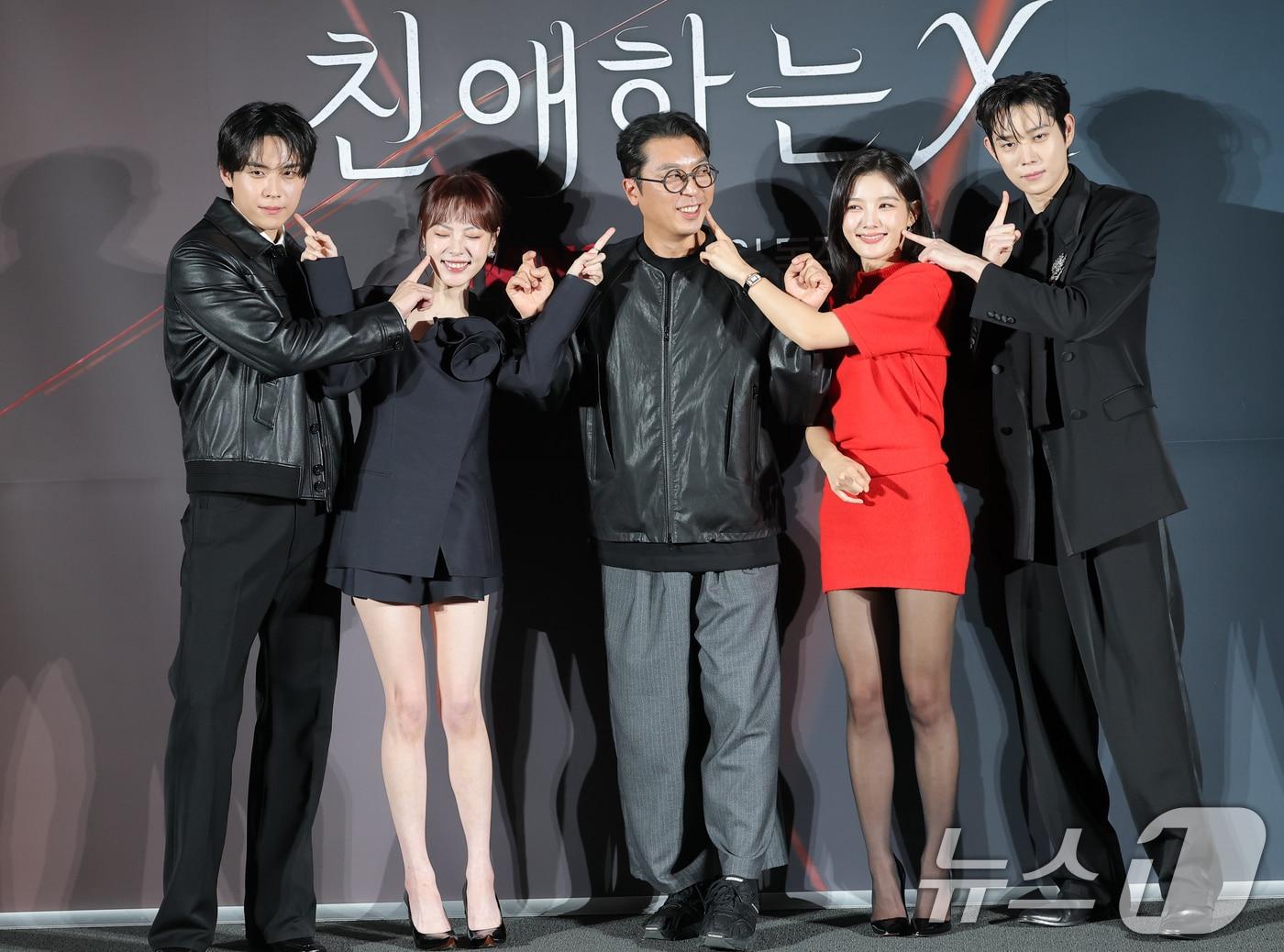 본문 이미지 - 배우 김도훈(왼쪽부터)과 이열음, 이응복 감독, 김유정, 김영대가 30일 오후 서울 용산구 CGV 용산아이파크몰에서 열린 티빙 오리지널 시리즈 ‘친애하는 X’ 제작발표회에 참석하고 있다. ‘친애하는 X’는 지옥에서 벗어나 가장 높은 곳으로 올라가기 위해 가면을 쓴 여자 백아진(김유정 분)과 그녀에게 잔혹하게 짓밟힌 X들의 이야기를 그렸다. 2025.10.30/뉴스1 ⓒ News1 권현진 기자