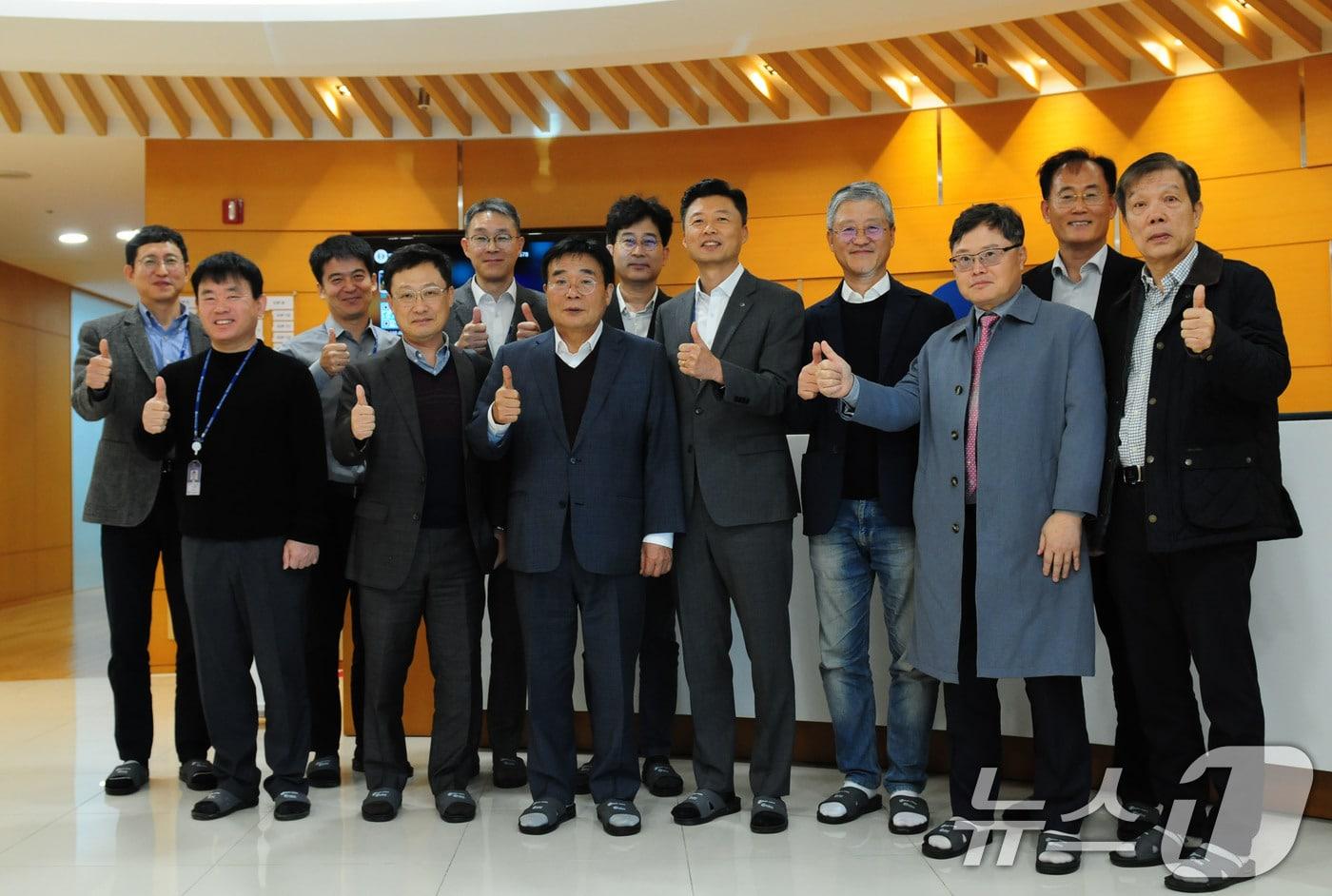 이병훈 더불어민주당 호남발전특별위원회 수석부위원장이 엠코테크놀로지코리아에서 현장 간담회를 마치고 기념촬영을 하고 있다.&#40;민주당 호남발전특위 제공. 재판매 및 DB 금지&#41; 