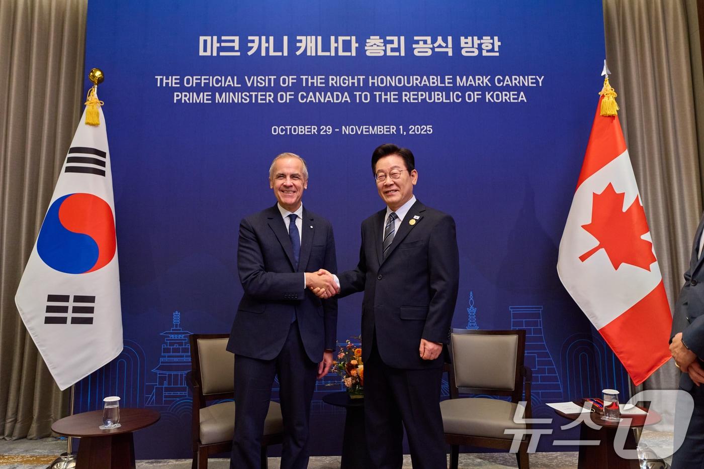 이재명 대통령과 마크 카니 캐나다 총리가 30일 경북 경주의 한 호텔에서 열린 한-캐나다 정상회담에 앞서 악수하고 있다. &#40;대통령실 제공. 재판매 및 DB 금지&#41; 2025.10.30/뉴스1 ⓒ News1 허경 기자