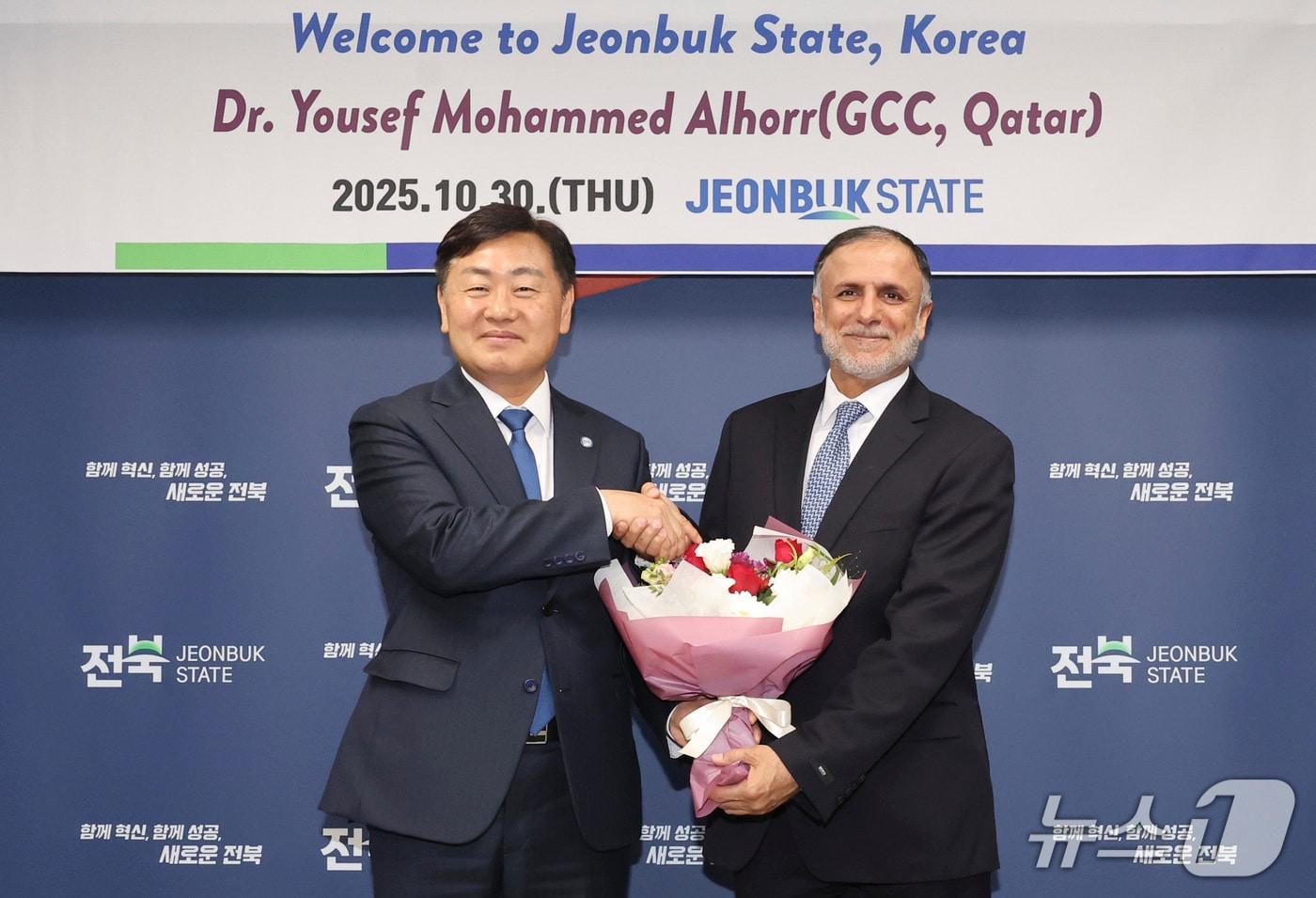 본문 이미지 - 30일 서울 전북도 중앙협력본부에서 김관영 도지사가 유세프 모하메드 알호르 카타르 글로벌탄소위원회(GCC) 의장과 탄소중립 및 지속가능 인프라 구축을 위한 협력 방안을 논의하고 기념촬영을 하고 있다.(전북도 제공. 재판매 및 DB금지)/뉴스1