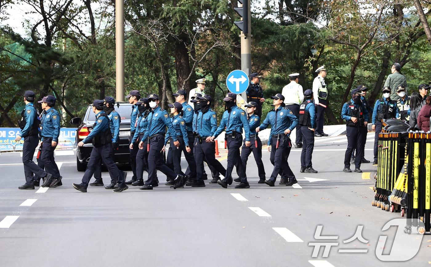 아시아태평양경제협의체(APEC) 회의 참석을 위해 시진핑 중국 국가주석이 경주에 도착한 가운데 30일 오후 숙소로 알려진 경주 코오롱호텔 인근에서 경찰들이 근무를 서고 있다. 2025.10.30/뉴스1 ⓒ News1 김민지 기자