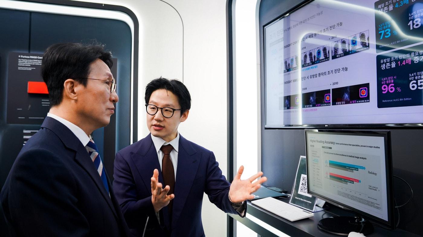 김민석 국무총리&#40;왼쪽부터&#41;와 서범석 루닛 대표가 30일 경북 경주시 경주엑스포대공원 첨단미래산업관 내 루닛 부스에서 AI 암 진단 솔루션 &#39;루닛 인사이트&#39;에 대해 대화를 나누고 있다.&#40;루닛 제공&#41;/뉴스1