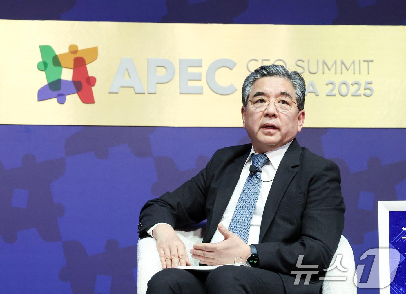 본문 이미지 - 장재훈 현대차 부회장이 30일 경북 경주예술의전당에서 열린 아시아태평양경제협력체(APEC) 정상회의 최고경영자(CEO) 서밋(Summit)에서 ‘수소, 모빌리티를 넘어 모두를 위한 차세대 에너지로'를 주제로 토론하고 있다. (공동취재) 2025.10.30/뉴스1 ⓒ News1 김민지 기자