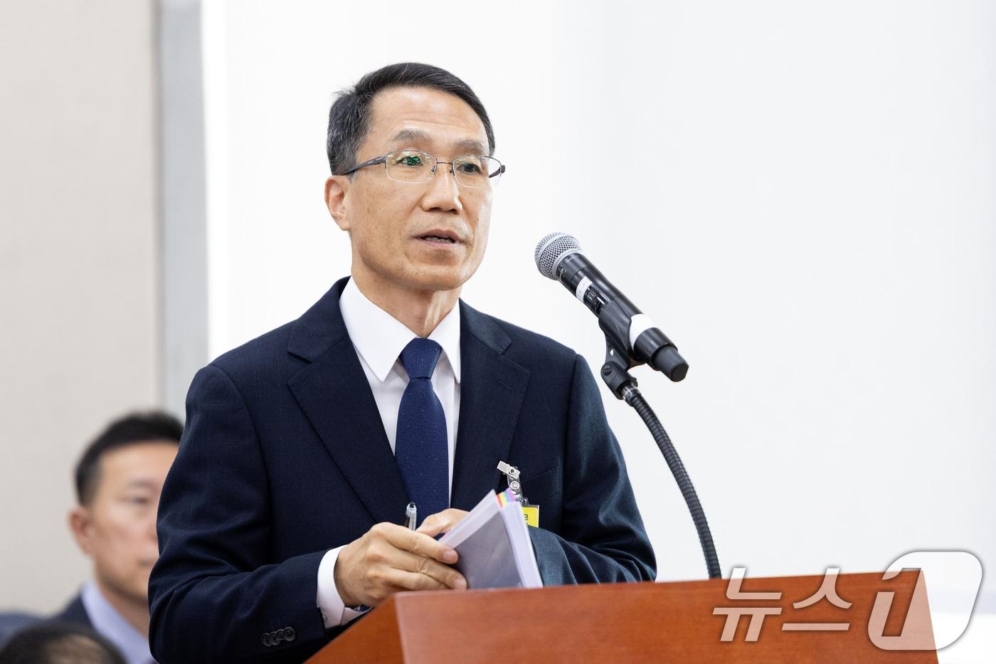 유재성 경찰청장 직무대행이 30일 서울 여의도 국회에서 열린 행정안전위원회 행정안전부 등에 대한 국정감사에 출석해 의원 질의에 답변하고 있다. 2025.10.30/뉴스1 ⓒ News1 이승배 기자