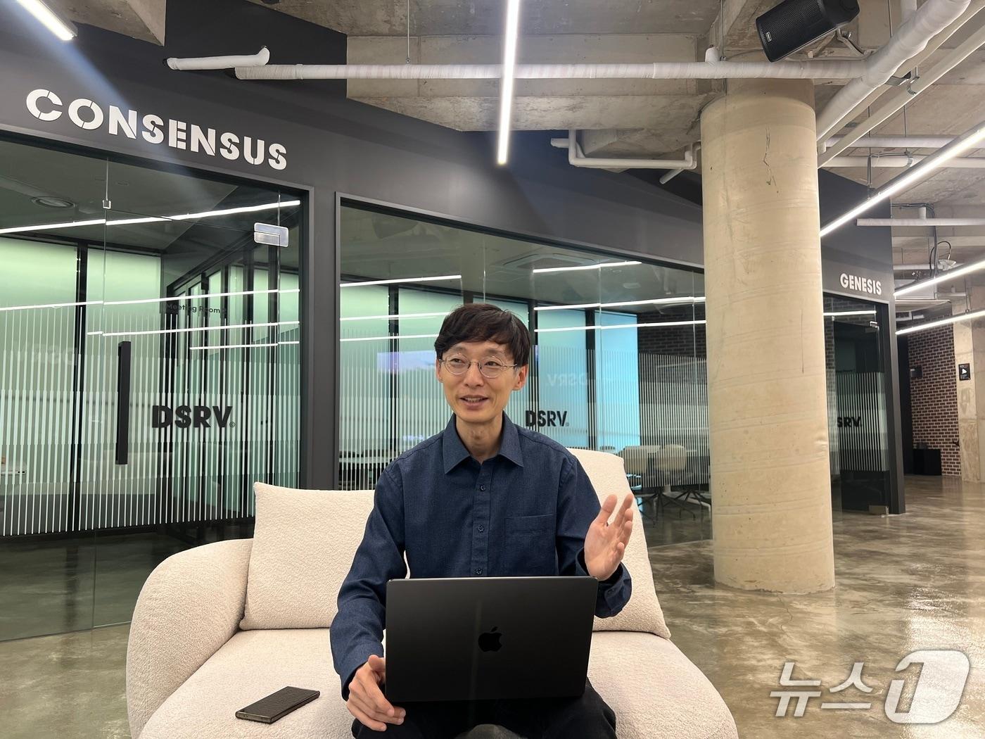 본문 이미지 -  최형규 DSRV 리서치 센터장이 30일 서울 강남구에서 뉴스1과 만나 인터뷰하고 있다. 2025.10.30./뉴스1