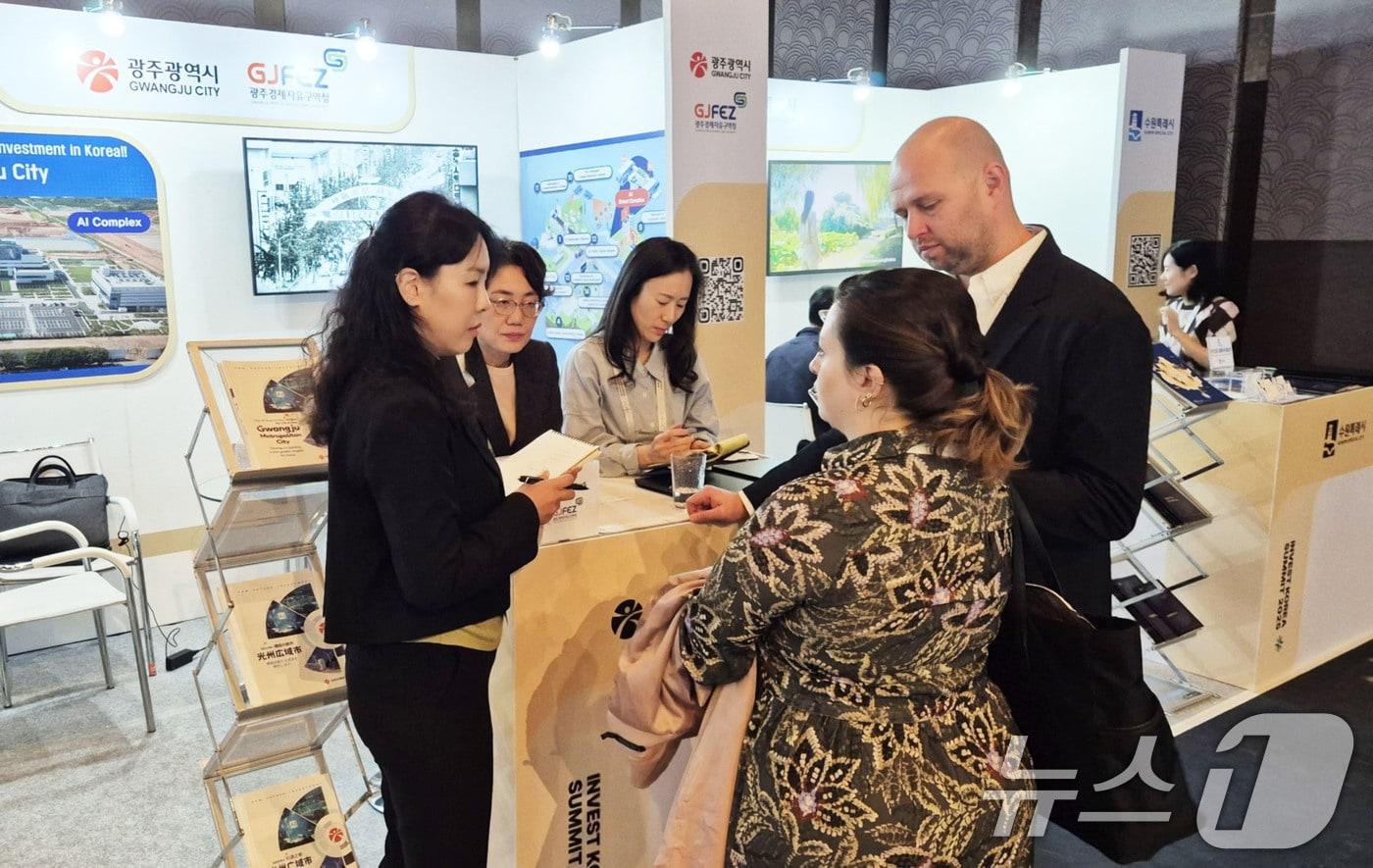 광주시와 광주경제자유구역청이 30일 서울 그랜드 인터컨티넨탈 파르나스 호텔에서 열린 &#39;인베스트 코리아 서밋 2025&#39;&#40;Invest KOREA Summit 2025&#41;에 참가해 광주의 미래 전략산업과 우수한 투자환경을 알리고 있다.&#40;광주시 제공. 재판매 및 DB 금지&#41; 