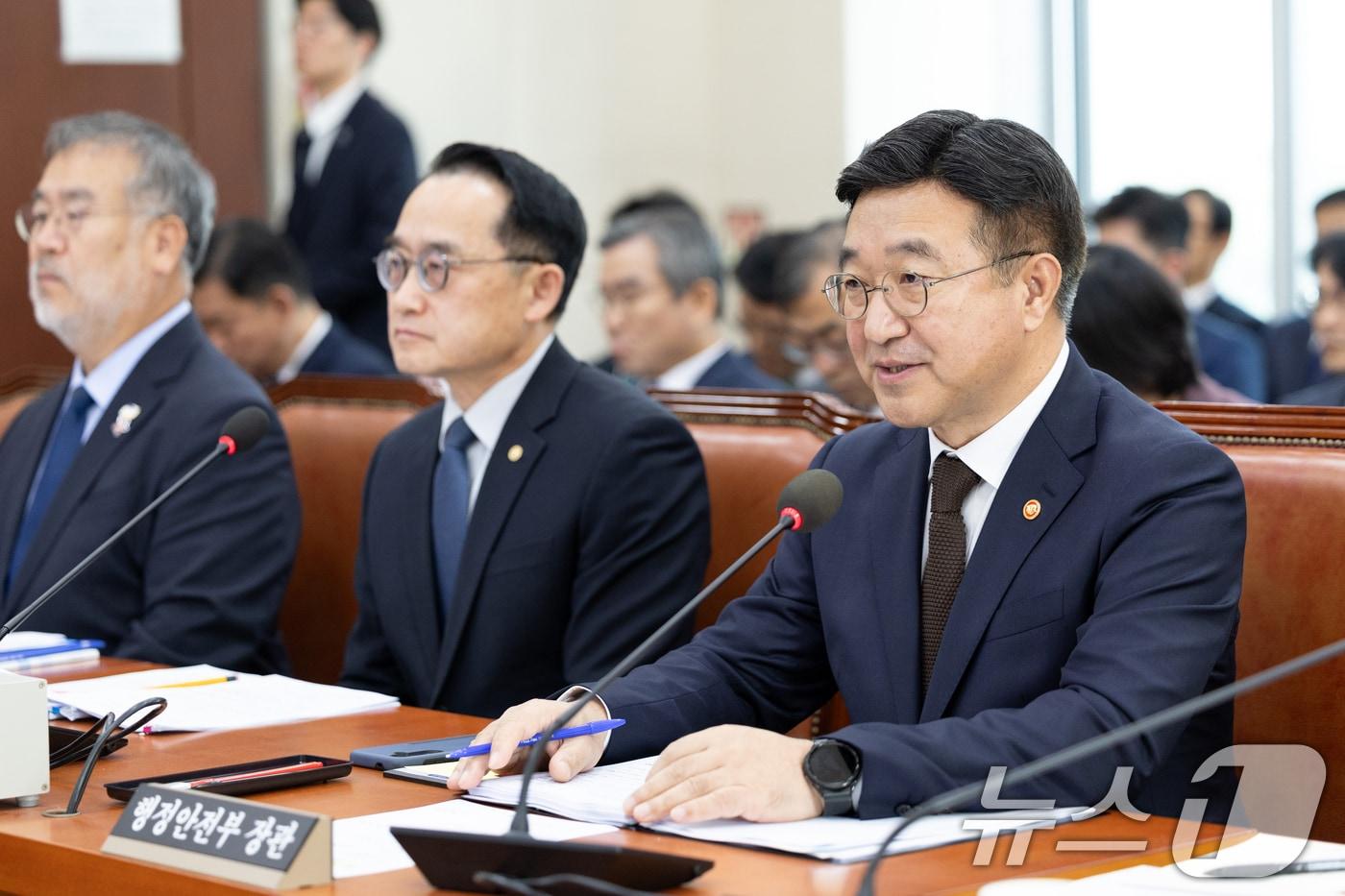 윤호중 행정안전부 장관이 30일 서울 여의도 국회에서 열린 행정안전위원회 행정안전부 등에 대한 국정감사에 출석해 의원 질의에 답변하고 있다. 2025.10.30/뉴스1 ⓒ News1 이승배 기자