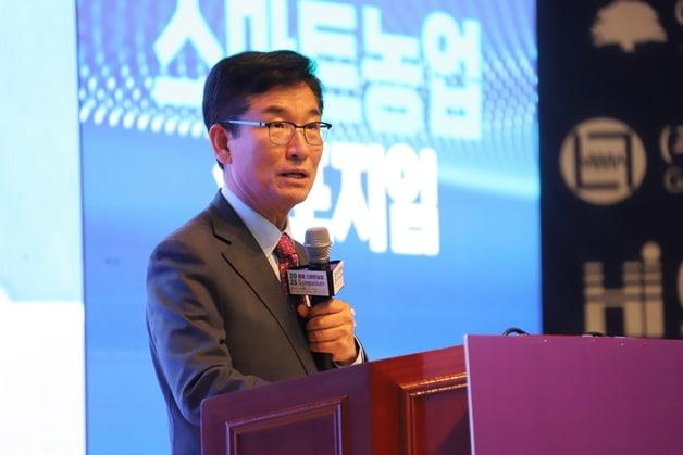 본문 이미지 - '2025 충북스마트농업 심포지엄'에 참석한 윤건영 충북교육감.(충북교육청 제공. 재판매 및 DB금지)/뉴스1
