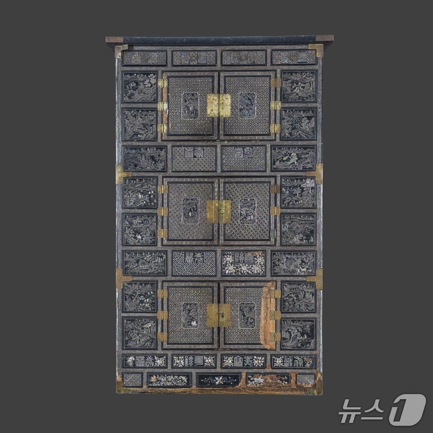 본문 이미지 -  나전산수무늬삼층장(배재대 제공.재판매 및 DB금지)/뉴스1