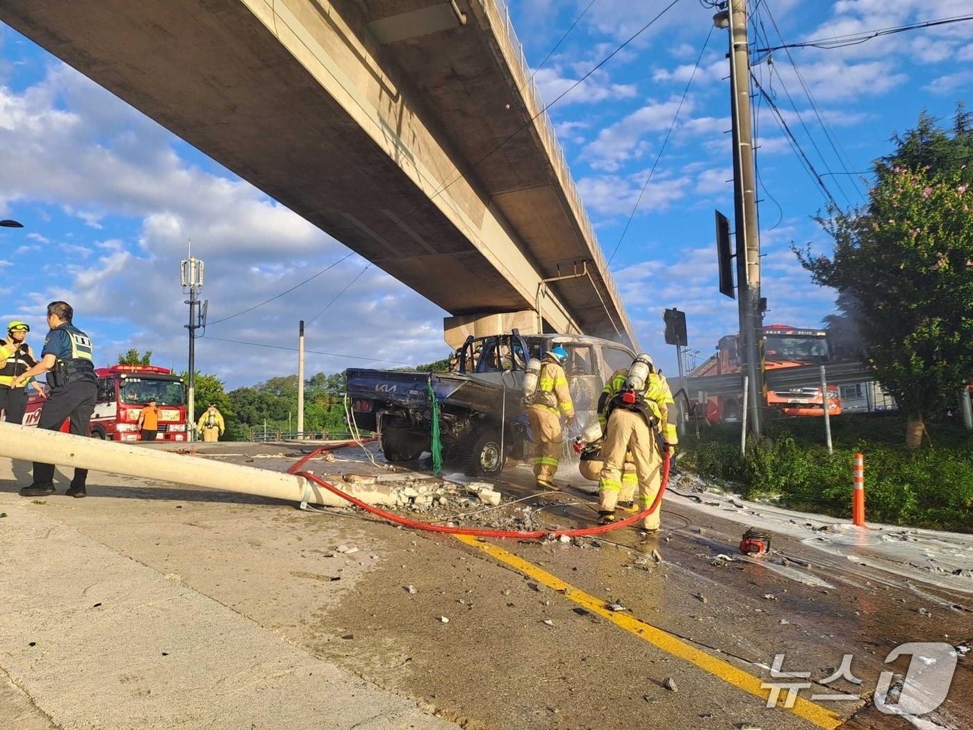 본문 이미지 - 지난해 9월 3일 오전 6시 35분쯤 강원 강릉시 홍제동 강릉대교에서 발생한 차량 추락 사망사고 수습 현장.(강원도소방본부 제공, 재판매 및 DB 금지) 뉴스1