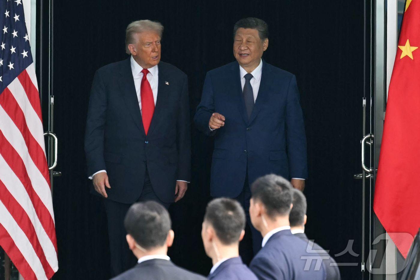 도널드 트럼프 미국 대통령과 시진핑 중국 국가주석이 30일 부산 김해국제공항 옆 김해 공군기지에서 회담한 뒤 함께 나오고 있다. 2025.10.30 ⓒ AFP=뉴스1 ⓒ News1 강민경 기자