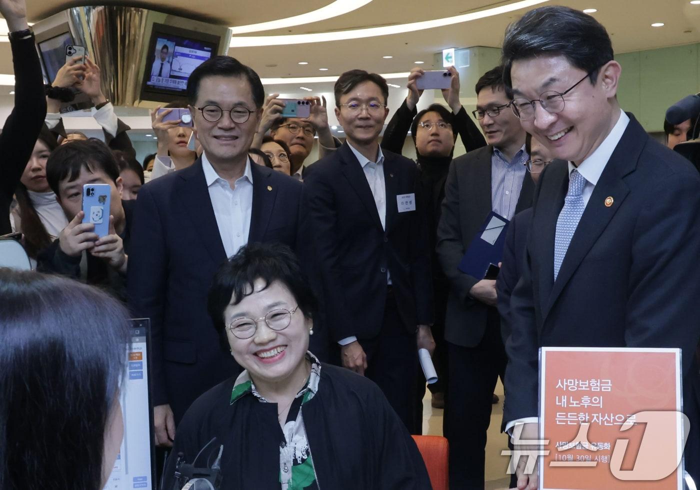 이억원 금융위원장이 30일 오후 서울 중구 한화생명 시청 고객센터에 방문해 사망보험금 유동화 제도 시행 현황을 점검하고 있다. 정부가 추진해 이날부터 시행된 사망보험금 유동화 제도는 기존 사망 시 지급받을 수 있던 사망보험금을 만 55세 이상부터 연금 자산처럼 생전에 미리 지급받을 수 있도록 하는 제도다. (공동취재) 2025.10.30/뉴스1 ⓒ News1 장수영 기자