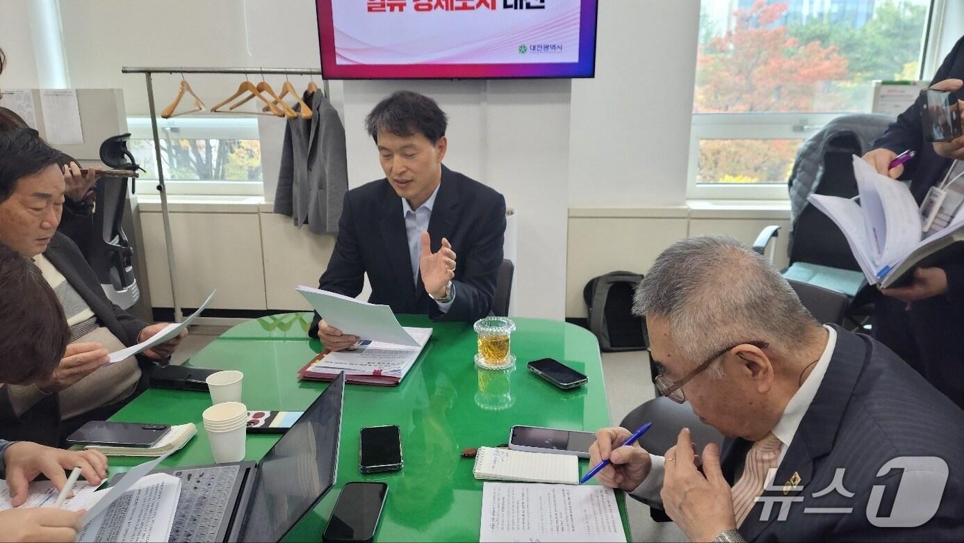 본문 이미지 - 최종수 대전시 도시철도건설국장이 30일 장철민 의원이 제기한 &#39;대전시 트램 복공판 공사 부정 입찰 의혹&#39;에 대해 반박하고 있다. 박종명 기자 / 뉴스1