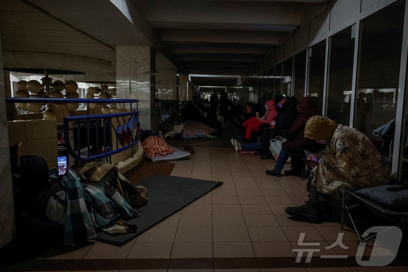 본문 이미지 - 우크라이나 수도 키이우에서 러시아의 미사일과 드론 공격을 피하려고 시민들이 지하철 역에 대피해 있다. 2025.10.30. ⓒ 로이터=뉴스1