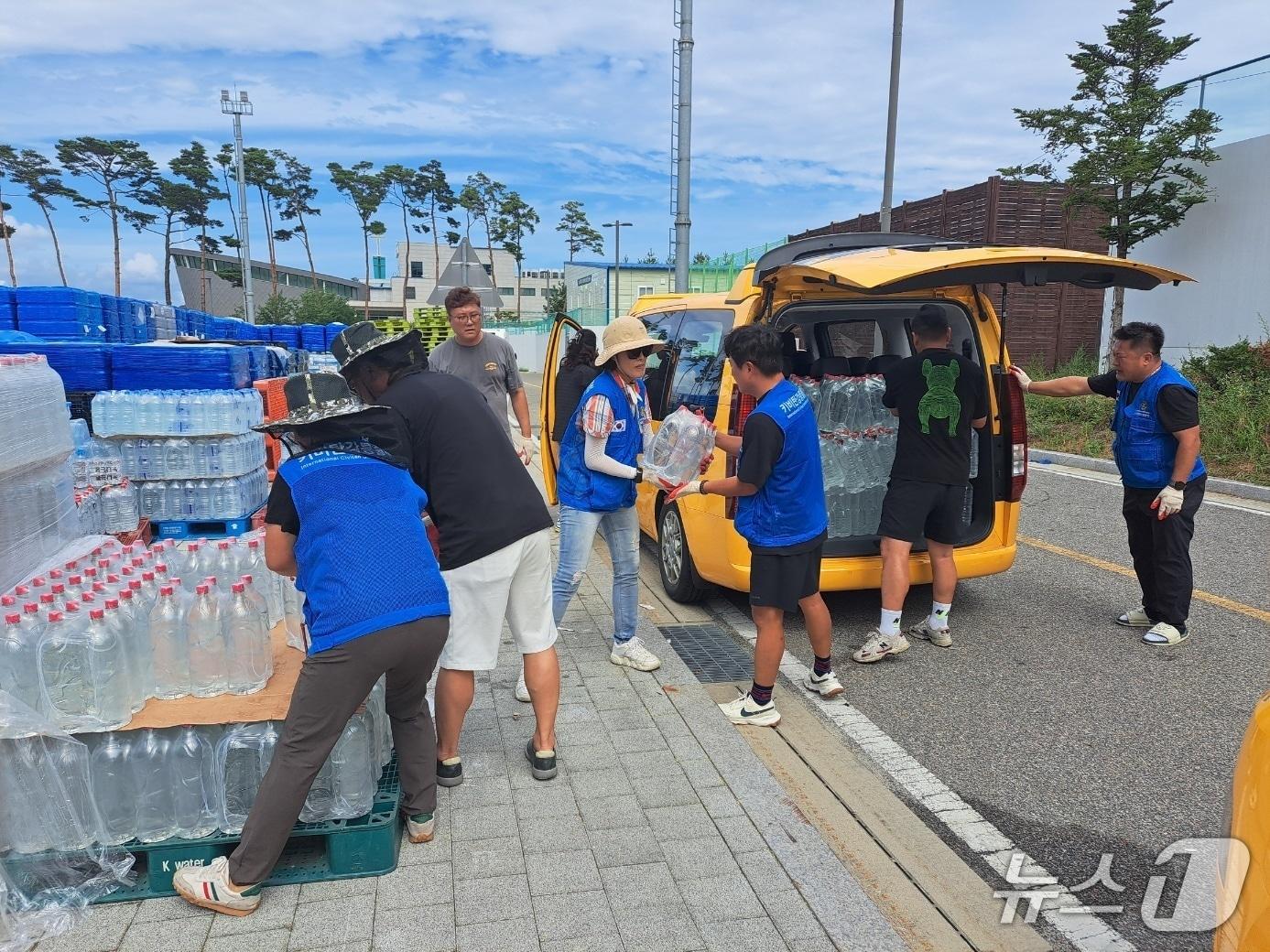 본문 이미지 - 지난 여름 강릉 가뭄사태 당시 시민 식수난에 사용하고 남은 생수를 배부하는 모습.&#40;강릉시 제공, 재판매 및 DB 금지&#41; 2025.10.30/뉴스1