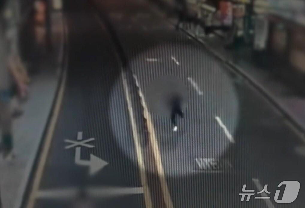 본문 이미지 - A씨가 잠시 자리를 비운 식당에 침입해 현금 등을 훔쳐 달아나는 모습 &#40;부산 동래서 제공. 재판매 및 DB금지&#41;