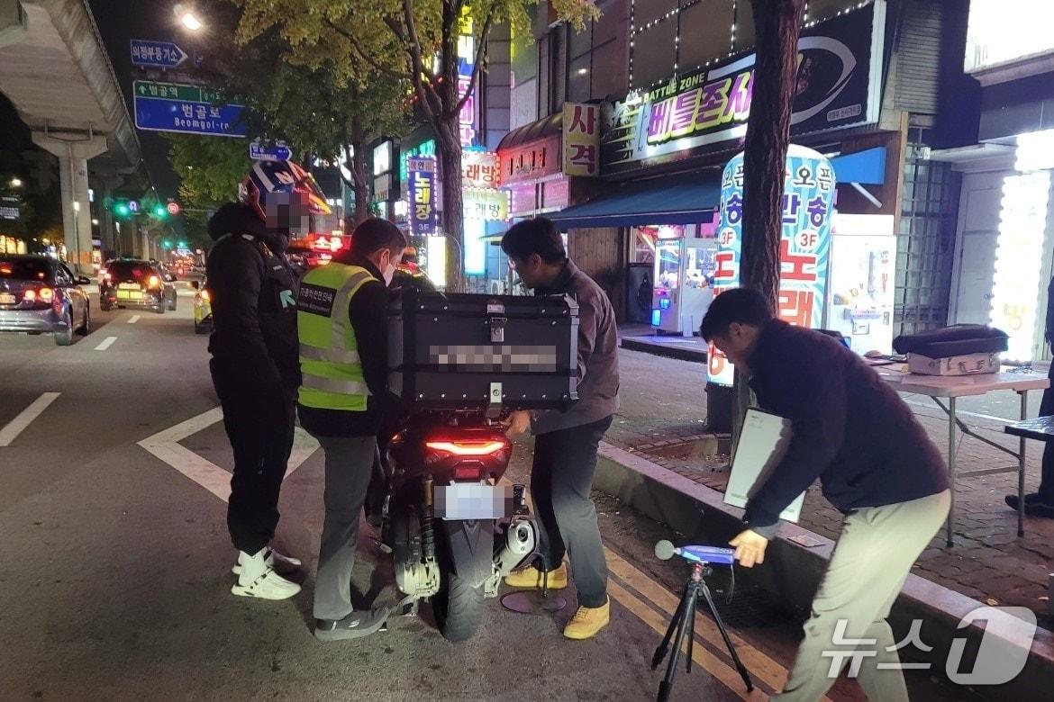 본문 이미지 - 29일 경기 의정부경찰서 직원들이 경전철 의정부역 일대에서 이륜차 불법 구조변경 단속을 벌이고 있다.&#40;의정부경찰서 제공. 재판매 및 DB 금지&#41;/뉴스1 