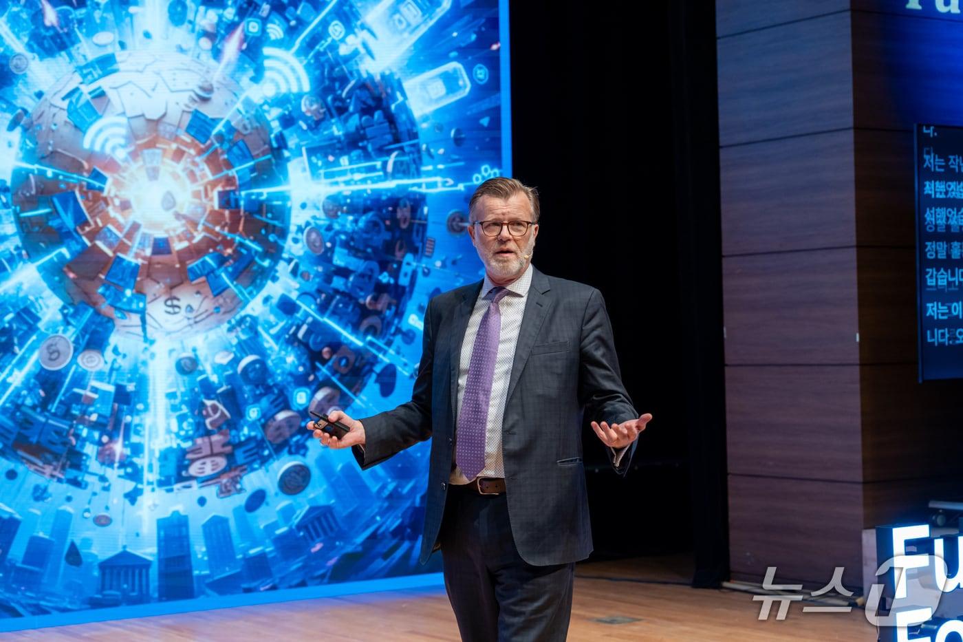 30일 경주예술의전당 원화홀에서 열린 ‘퓨처테크포럼 디지털자산’에서 마이클 케이시 MIT 미디어랩 디지털 화폐 이니셔티브 수석 고문이 기조연설을 하고 있다. 두나무 제공.