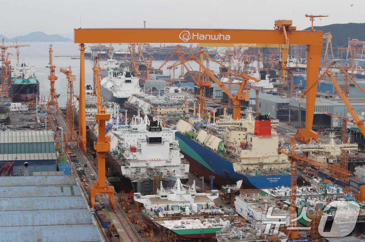 도널드 트럼프 미국 대통령이 한국의 핵 추진 잠수함 건조를 승인한 30일 경남 거제시 한화오션 거제사업장에 대형 크레인과 건조 중인 선박이 보이고 있다.  2025.10.30/뉴스1 ⓒ News1 윤일지 기자