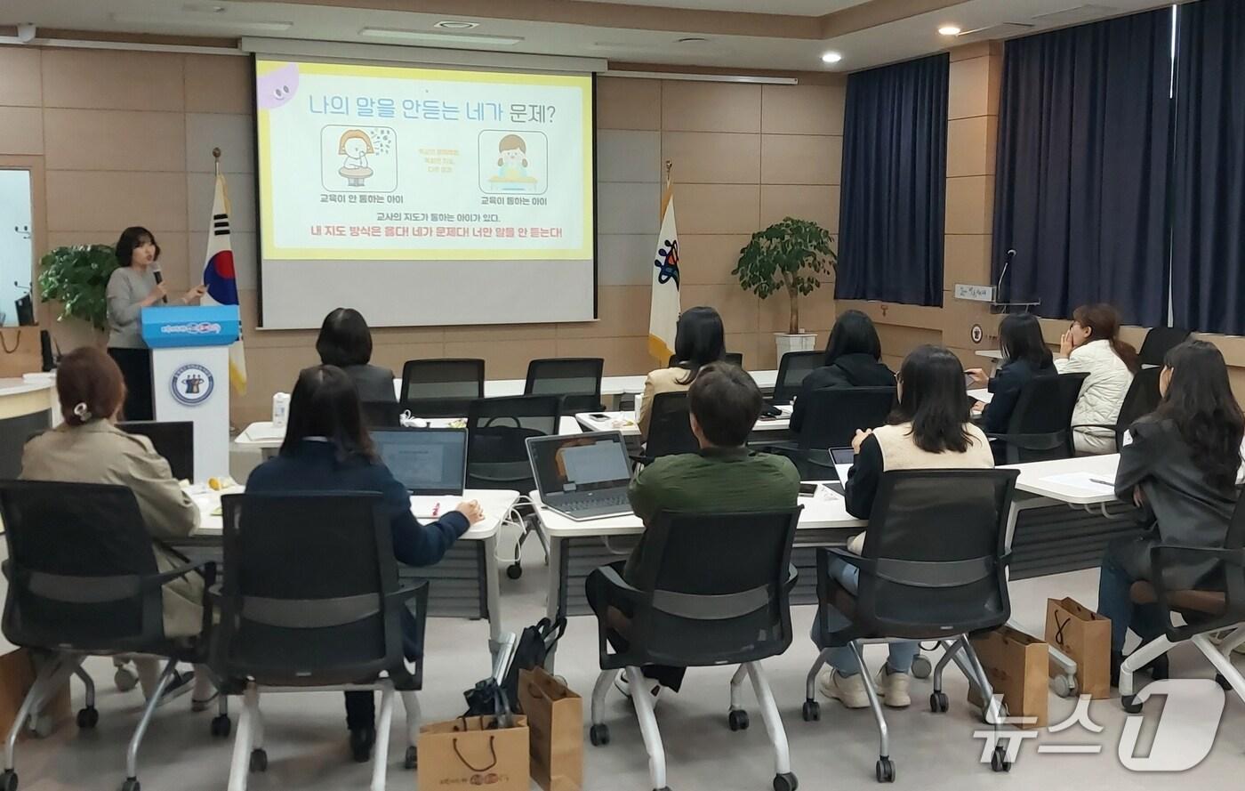 충북 진천교육지원청은 30일 지역 유·초·중등 교사를 대상으로 &#39;학생과 함께 자라는 슬기로운 행동 중재&#39; 연수를 진행했다.&#40;진천교육지원청 제공, 재판매 및 DB금지&#41;/뉴스1