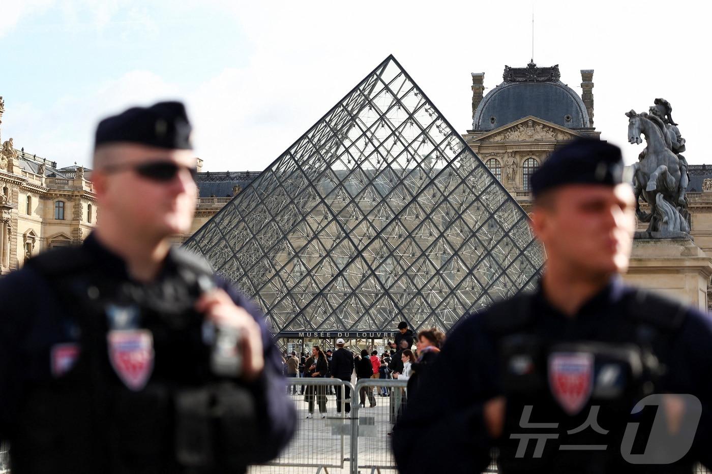 27일&#40;현지시간&#41; 프랑스 파리 루브르 박물관 유리 피라미드 인근에 프랑스 CRS&#40;공화국보안대&#41; 폭동 진압 경찰들이 서 있다. 2025.10.27. ⓒ 로이터=뉴스1 ⓒ News1 윤다정 기자