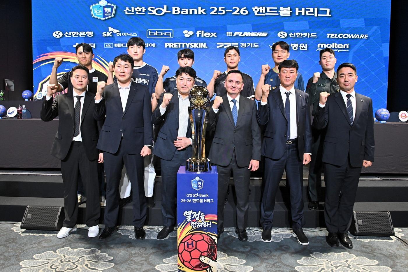  30일 서울 강서구 메이필드 호텔에서 열린 신한 SOL Bank 25-26 핸드볼 H리그 남자부 미디어데이에서 각팀 감독과 코치, 선수들이 화이팅을 외치고 있다. 사진 왼쪽 앞줄부터 시계 반대방향으로 이석 충남도청 감독, 박찬영 두산 코치, 백원철 하남시청 감독, 누노 알바레즈 SK 호크스 감독, 장인익 인천도시공사 감독, 송병진 상무피닉스 코치, 신재섭 상무피닉스 선수, 박영준 인천도시공사 선수, 김기민 SK 호크스 선수, 이병주 하남시청 선수, 이성민 두산 선수, 구창은 충남도청 선수. &#40;H리그 제공&#41; 2025.10.30/&#40; 뉴스1 ⓒ News1