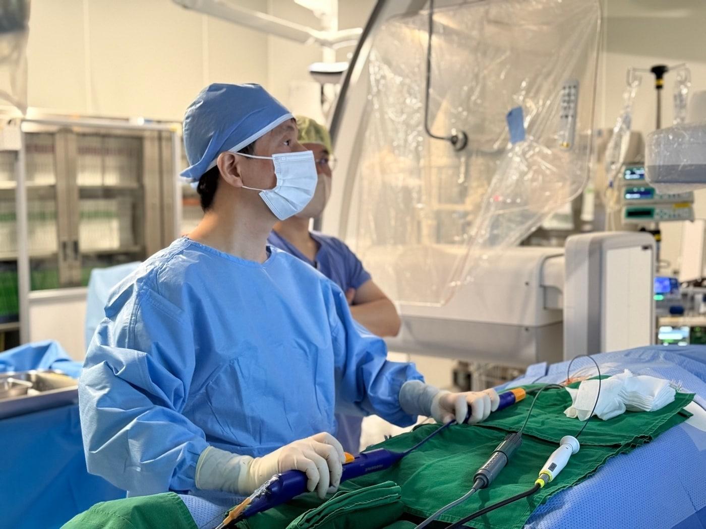 본문 이미지 - 임홍의 중앙대학교광명병원 교수가 방사선 제로&#40;0&#41; 펄스장절제술을 시술하고 있다&#40;중앙대학교광명병원 제공&#41;