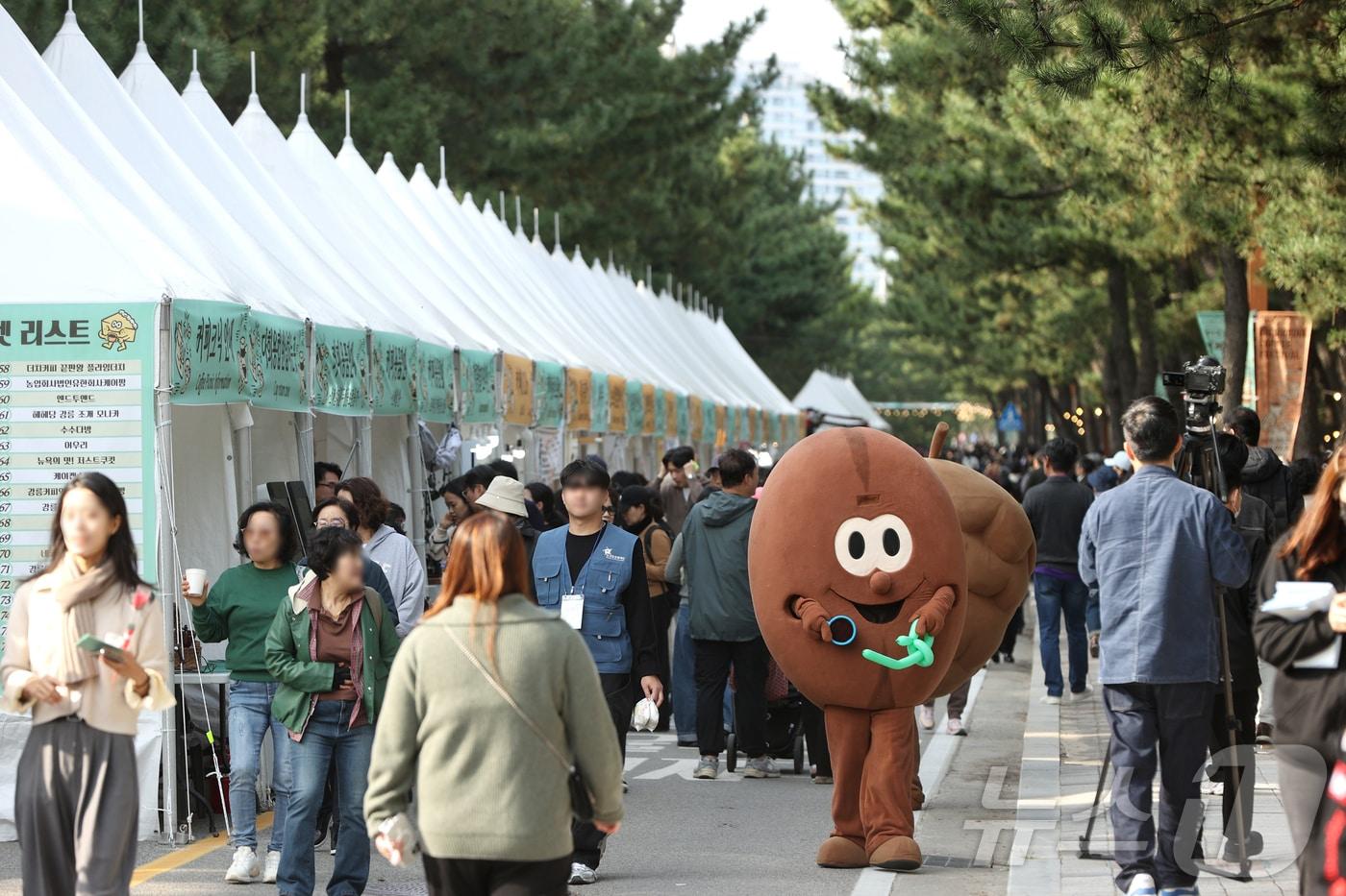 제17회 강릉커피축제 개막 첫날인 30일 강원 강릉시 커피거리 일대가 방문객들로 북적이고 있다. 이번 축제는 오는 11월 2일까지 나흘 간 이어진다.&#40;강릉시 제공, 재판매 및 DB 금지&#41; 2025.10.30/뉴스1 ⓒ News1 윤왕근 기자