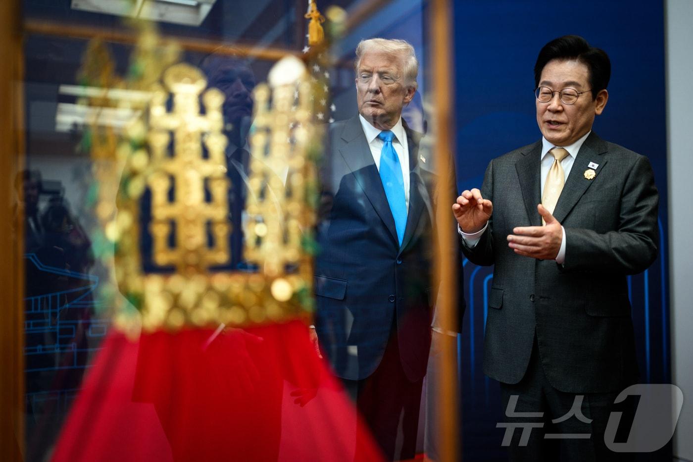 이재명 대통령이 지난ekf 29일 국립경주박물관에서 열린 한미정상회담에 앞서 도널드 트럼프 미국 대통령에게 선물할 신라 금관 모형에 대해 설명하고 있다.&#40;백악관 공식 사진, 다니엘 토록 촬영, 재판매 및 DB금지&#41; ⓒ News1 류정민 특파원