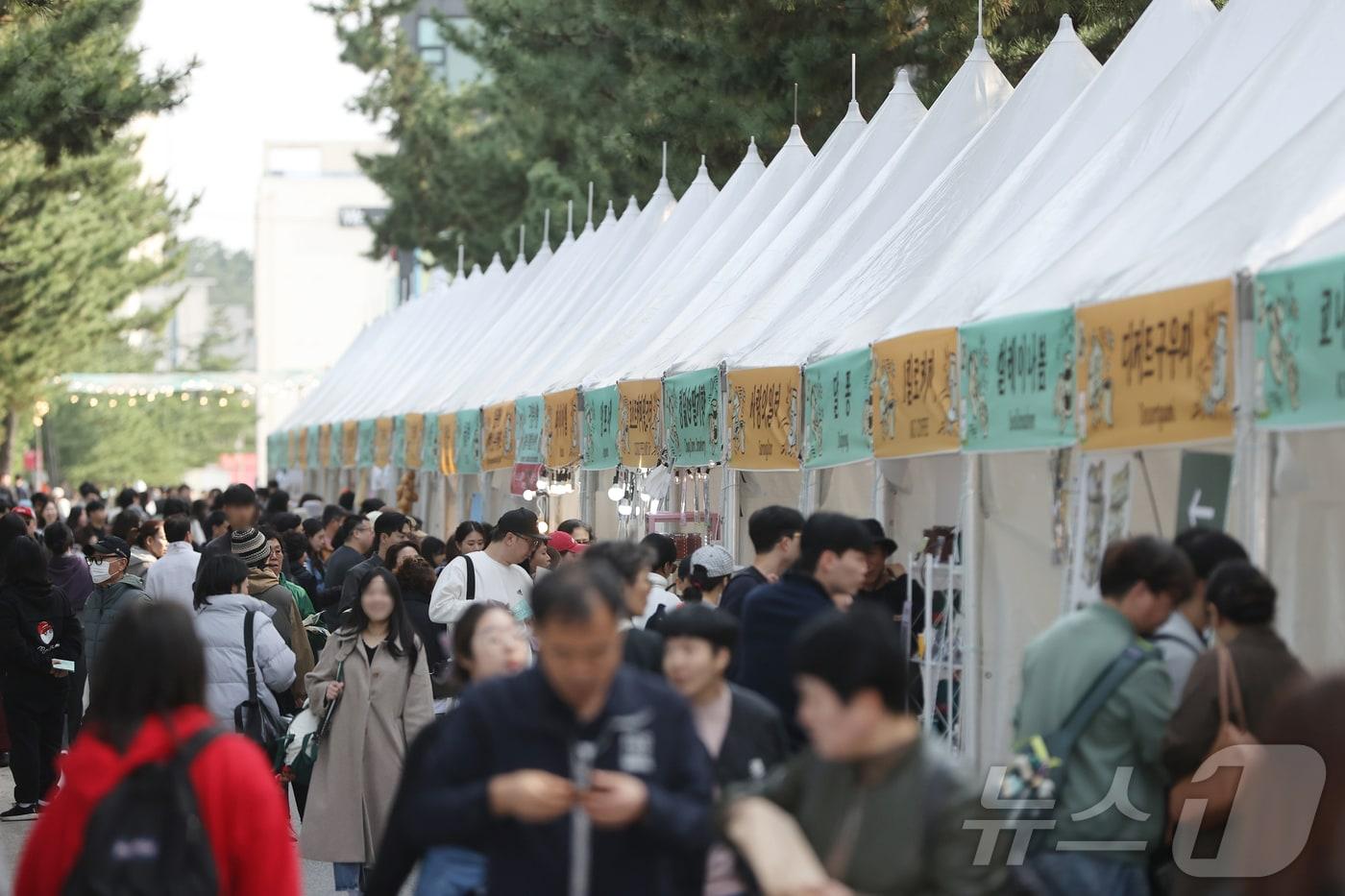 제17회 강릉커피축제 개막 첫날인 30일 강원 강릉시 커피거리 일대가 방문객들로 북적이고 있다. 이번 축제는 오는 11월 2일까지 나흘 간 이어진다.&#40;강릉시 제공, 재판매 및 DB 금지&#41; 2025.10.30/뉴스1 ⓒ News1 윤왕근 기자