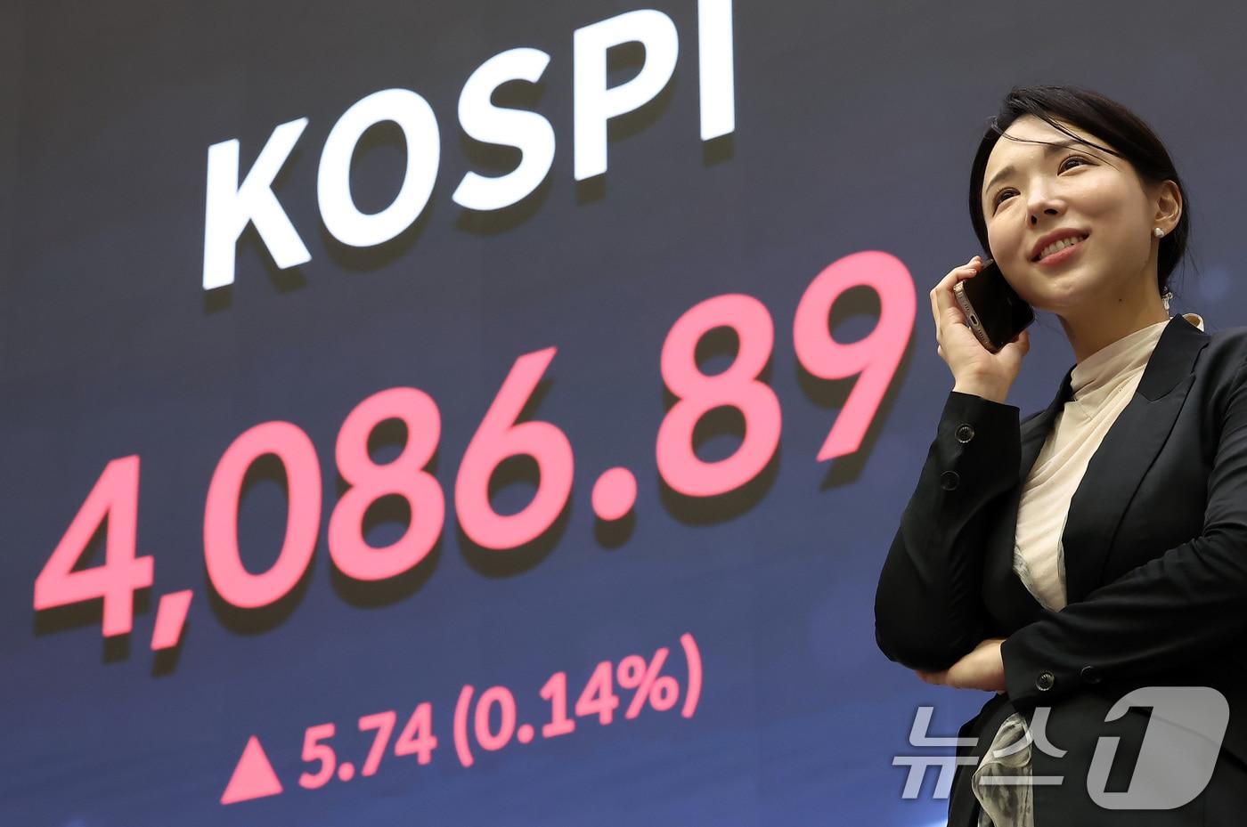 코스피가 장중 4100선을 돌파하는 등 사상 최고치를 경신한 30일 서울 여의도 한국거래소 현황판에 종가가 표시되고 있다. 이날 코스피는 전 거래일 대비 5.74포인트&#40;0.14%&#41; 오른 4086.89, 코스닥은 전 거래일 대비 10.73포인트&#40;1.19%&#41;하락한 890.86으로 장을 마쳤다. 2025.10.30/뉴스1 ⓒ News1 김성진 기자