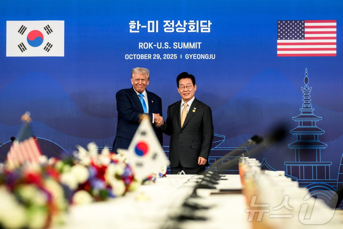 이재명 대통령과 도널드 트럼프 미국 대통령이 지난 29일 한미정상회담 장소인 국립경주박물관에서 만나 악수하고 있다.&#40;백악관 공식 사진, 다니엘 토록 촬영, 재판매 및 DB금지&#41; ⓒ News1 류정민 특파원