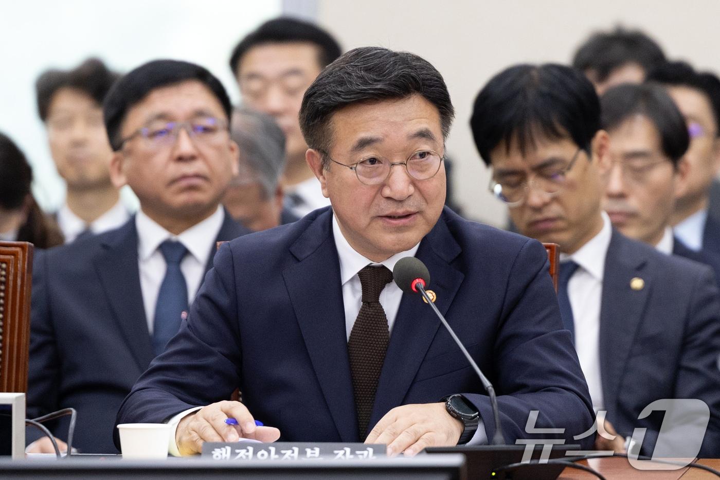 윤호중 행정안전부 장관이 30일 서울 여의도 국회에서 열린 행정안전위원회 행정안전부 등에 대한 국정감사에 출석해 의원 질의에 답변하고 있다. 2025.10.30/뉴스1 ⓒ News1 이승배 기자