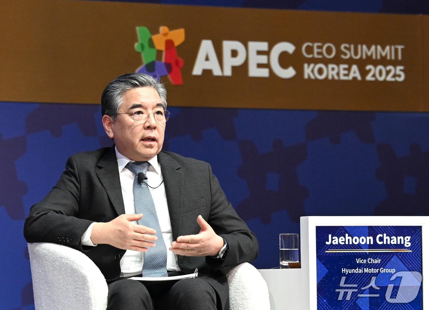 본문 이미지 -  현대차그룹은 30일 경주 예술의전당에서 열린 ‘APEC CEO 서밋 2025’에 참가해 수소 분야 글로벌 리더로서의 입지를 한층 강화했다. 사진은 장재훈 현대차그룹 부회장이 APEC CEO 서밋 수소 세션에서 발언을 하는 모습.&#40;현대차그룹 제공&#41;