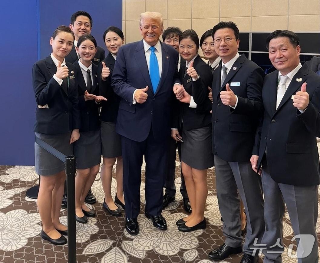 본문 이미지 - 도널드 트럼프 미국 대통령이 지난 29일 경주 힐튼호텔 만찬장에 있는 호텔 직원들과 기념 사진을 찍었다.(경주 힐튼호텔 SNS 갈무리.재판매 및 DB금지)