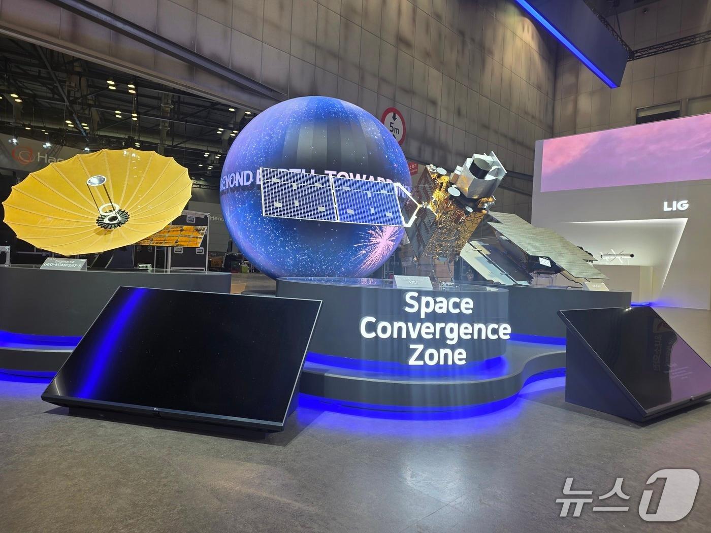 본문 이미지 - ADEX2025 LIG넥스원 부스에 전시된 천리안위성 5호(LIG넥스원 제공)