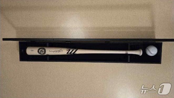 본문 이미지 - 대통령실은 도널드 트럼프 미국 대통령이 이재명 대통령에게 경주 한미 정상회담 계기로 야구배트와 야구공을 선물했다고 30일 밝혔다. (대통령실 제공. 재판매 및 DB 금지) 2025.10.30/뉴스1 ⓒ News1 허경 기자