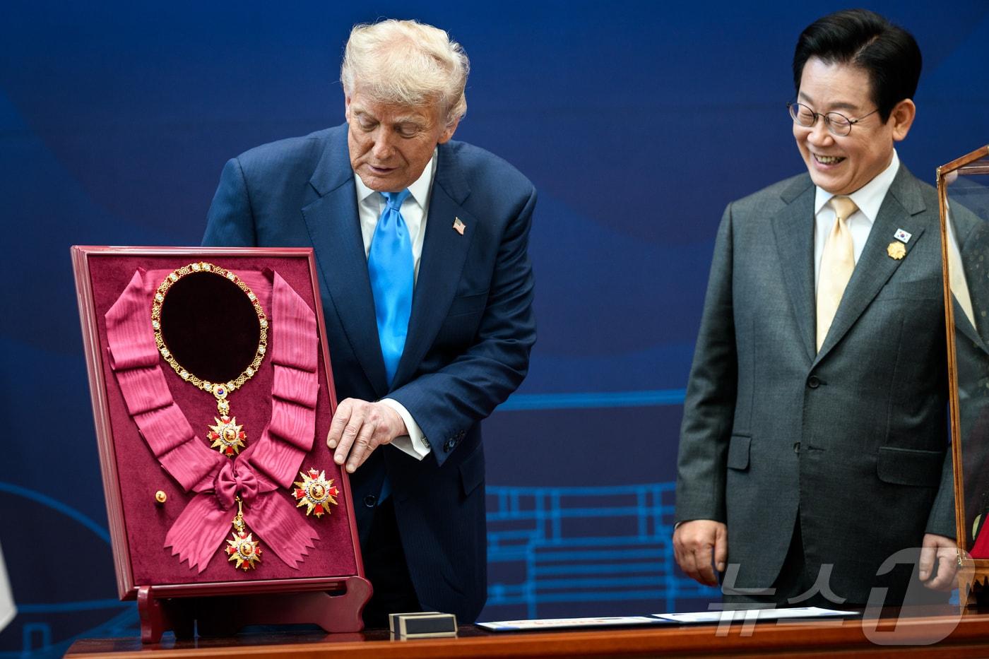 도널드 트럼프 미국 대통령이 29일 국립경주박물관에서 이재명 대통령으로부터 무궁화대훈장을 수여 받고 있다. &#40;백악관 공식 사진, 다니엘 토록 촬영, 재판매 및 DB금지&#41; ⓒ News1 류정민 특파원