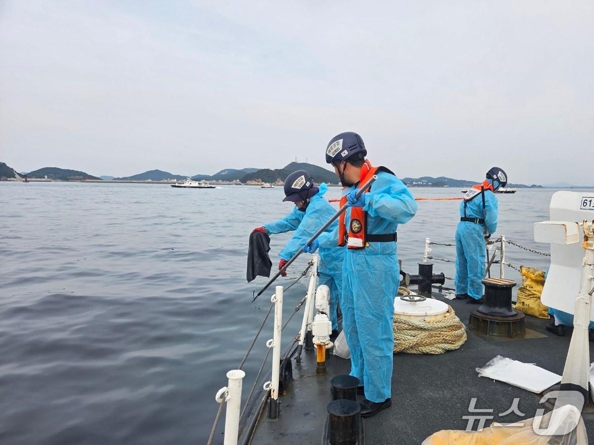 본문 이미지 -  충남 태안 목개도 인근 해상에서 침몰한 예인선에서 기름이 유출돼 해경 당국이 방제 작업을 벌이고 있다. (태안해경 제공, 재판매 및 DB금지) / 뉴스1