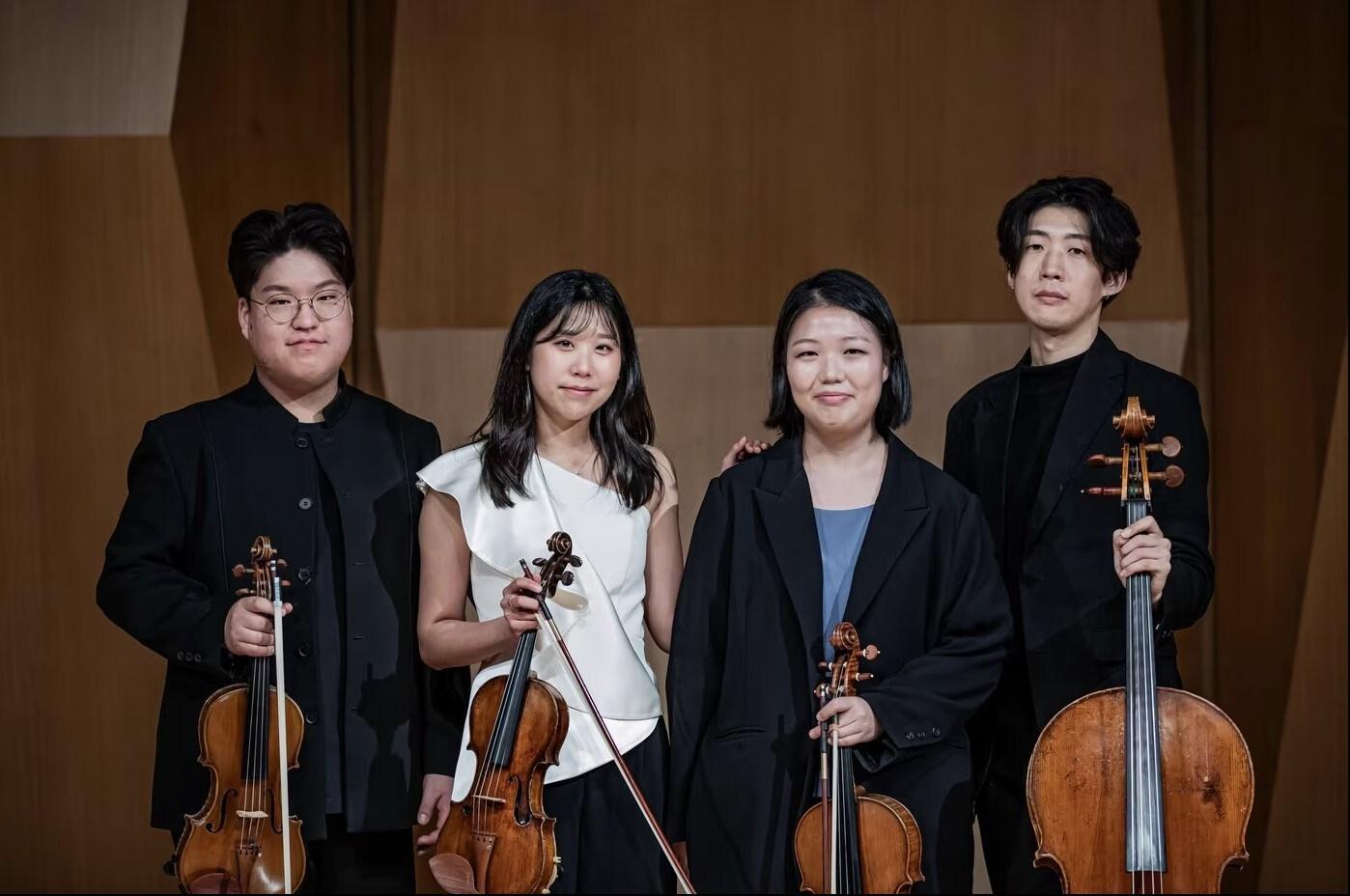 본문 이미지 - 아레테 콰르텟. 왼쪽부터 박은중·전채안&#40;바이올린&#41;, 장윤선&#40;비올라&#41;, 박성현&#40;첼로&#41;&#40;금호문화재단 제공&#41;