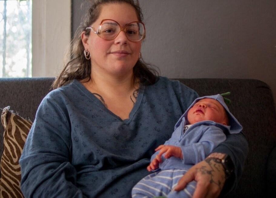 '리본 인형' 을 안고 있는 여성. 가디언(기사 내용과는 무관)