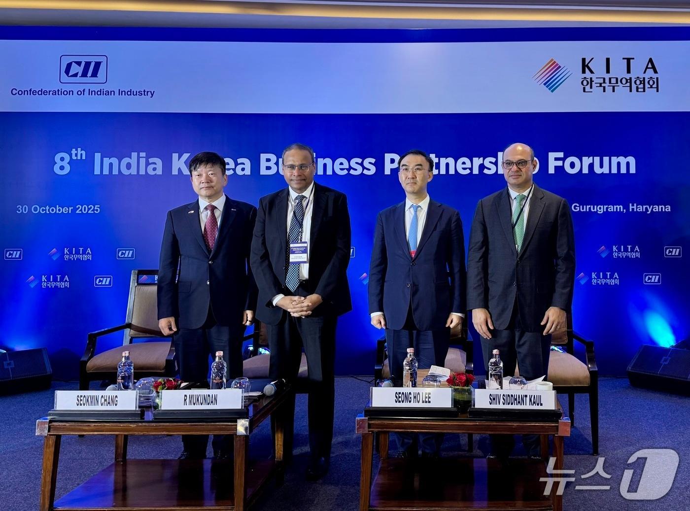 본문 이미지 - 한국무역협회(KITA)와 인도산업협회(CII)가 30일(현지시간) 인도 구르가온에서 공동으로 개최한 '2025 한-인도 비즈니스 포럼'에서주요 참석자들이 기념사진을 촬영하고 있다.(무협 제공)