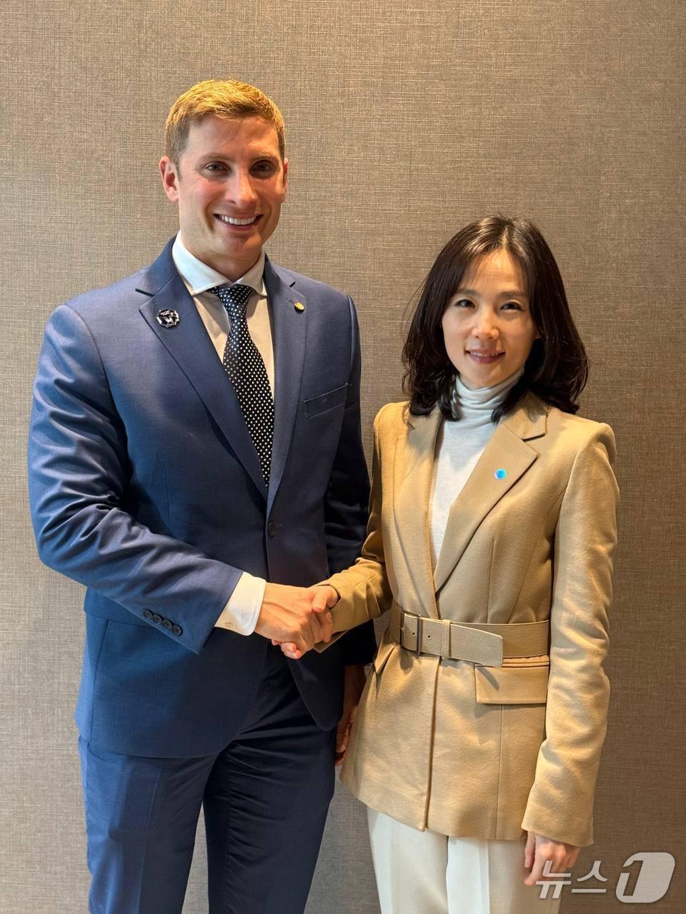 본문 이미지 - 김진아 외교부 2차관은 30일 아시아태평양경제협력체(APEC) 정상회의 참석차 방한 중인 제이콥 헬버그 미국 국무부 경제성장·에너지·환경 담당 차관과 면담을  가졌다. 2025.10.30. (외교부 제공)