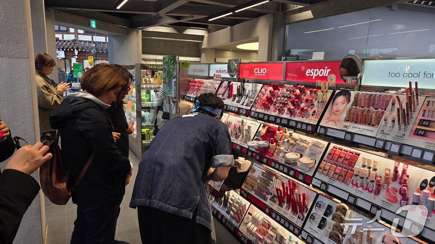 30일 경북 경주 황리단길에 있는 올리브영 매장에 외국인이 한국 화장품을 구매하기 위해 직원에게 문의하고 있다.2025.10.30/뉴스1 ⓒ News1 이성덕 기자