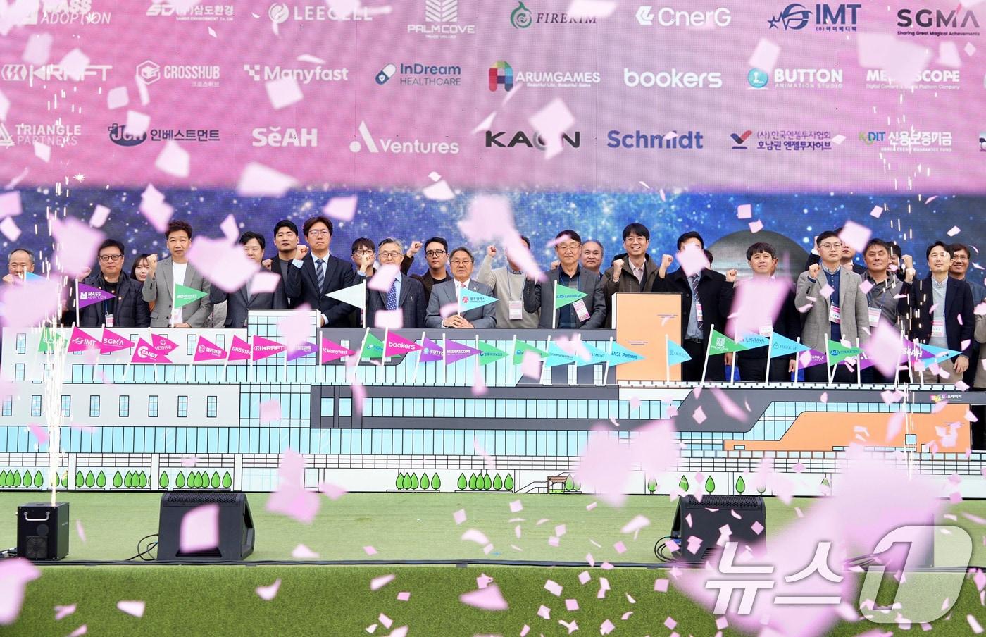 강기정 광주시장이 30일 북구 스테이지&#40;빛고을 창업스테이션&#41;에서 열린 &#39;2025 광주창업페스티벌&#39;에 참석해 내빈들과 개막 퍼포먼스를 하고 있다.&#40;광주시 제공. 재판매 및 DB 금지&#41; 2025.10.30/뉴스1