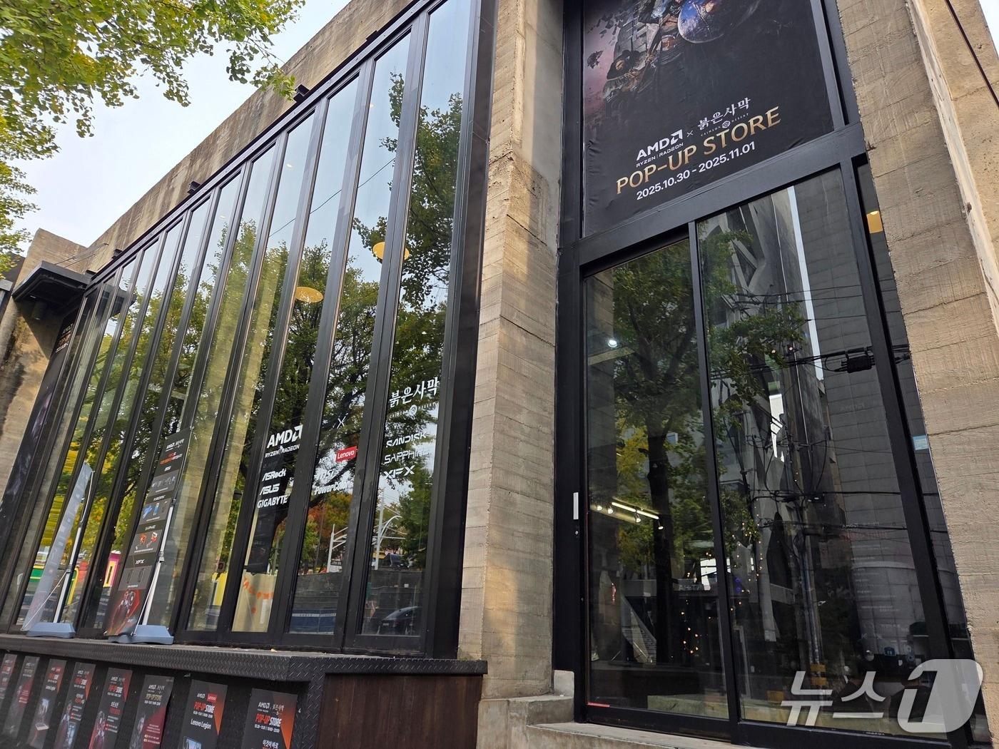 본문 이미지 - 홍대 붉은사막 X AMD 팝업스토어 전경 2025.10.30/뉴스1 ⓒNews1 김정현 기자