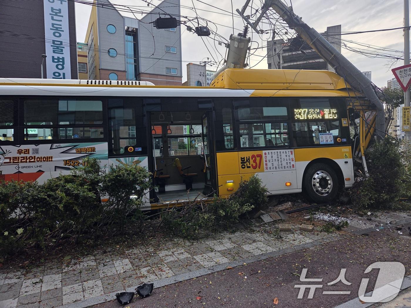 본문 이미지 - 30일 오후 4시 55분쯤 광주 서구청 인근에서 시내버스가 인도로 돌진했다. 사진은 사고 현장 모습. (독자 제공. 재판매 및 DB금지) 2025.10.30/뉴스1 